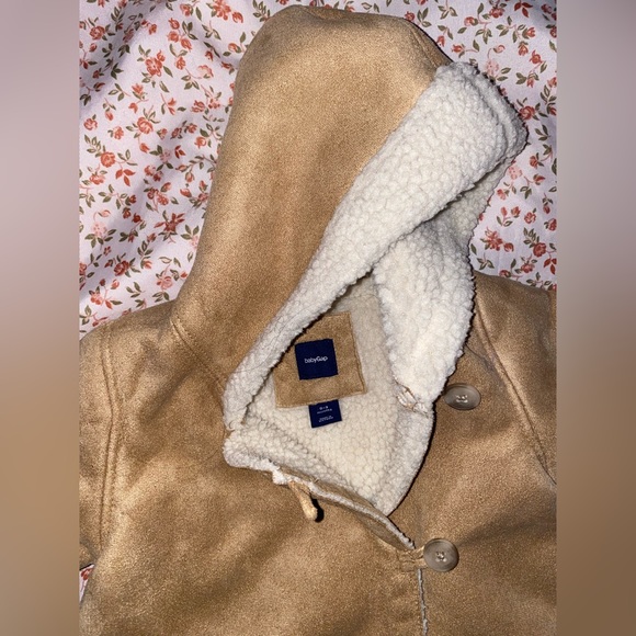 Super cute fluffy GAPbunting,shearling inside and has closures to easily slip-on - Picture 6 of 6